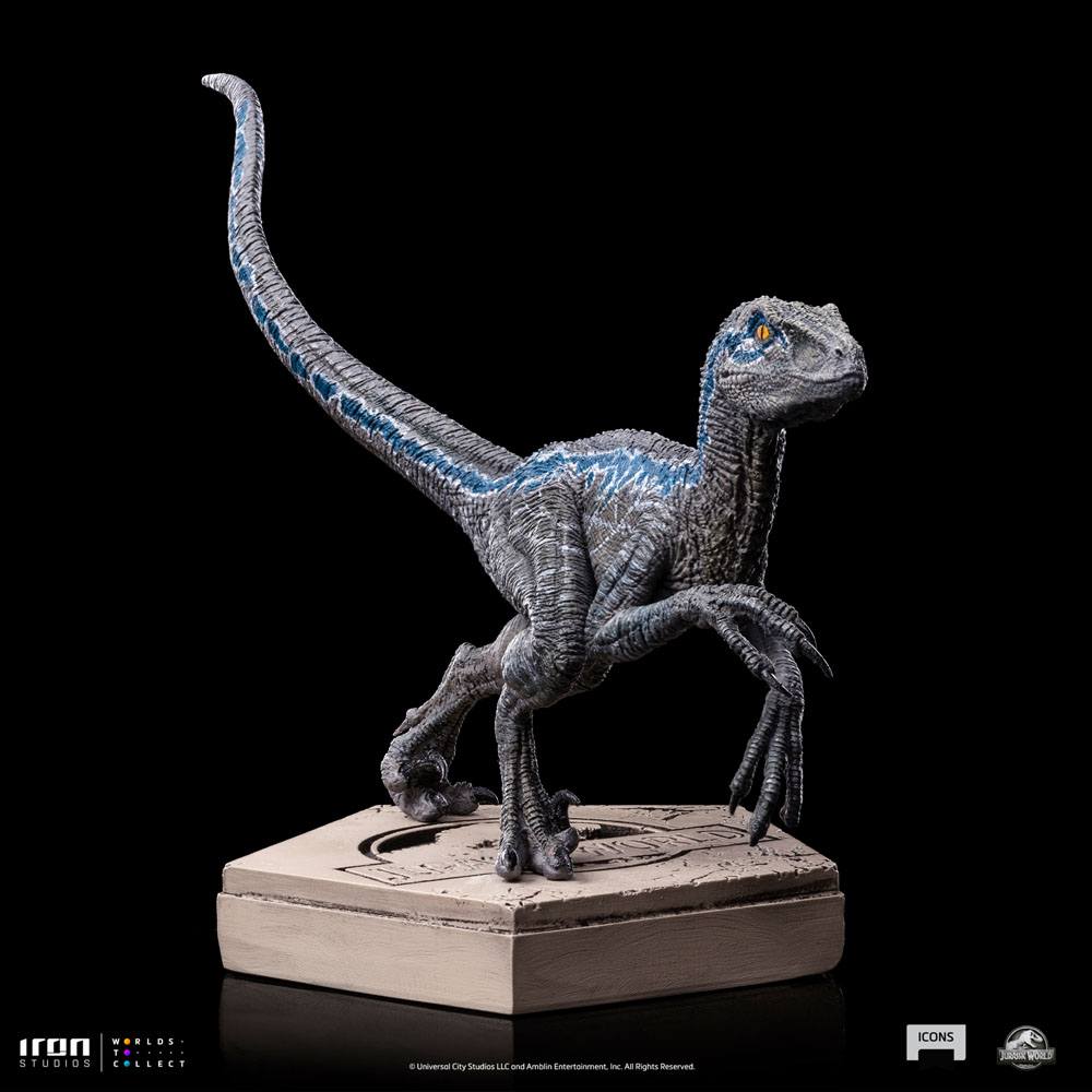 Base de la statuette Velociraptor Blue avec logo officiel Jurassic World