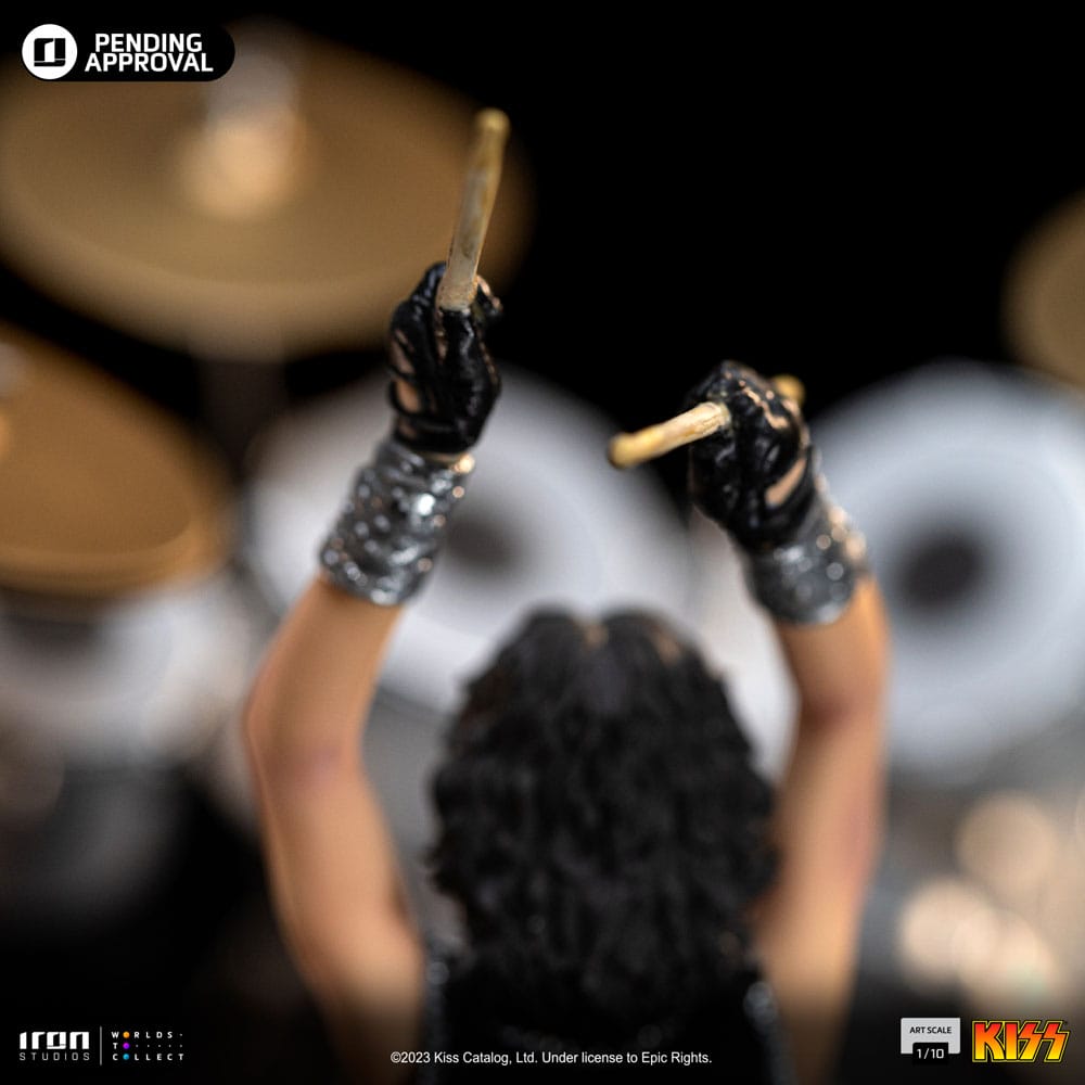 Vue latérale de la statuette Peter Criss Kiss par Iron Studios