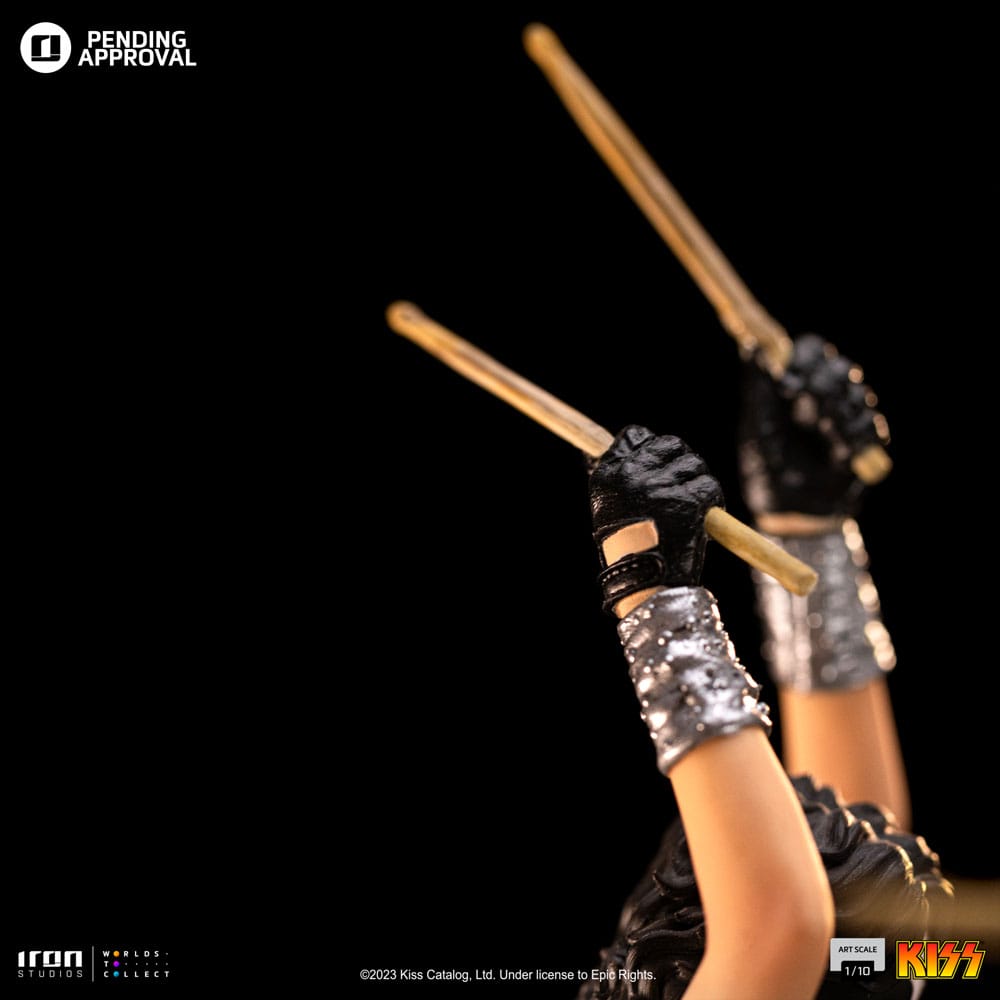 Détail des accessoires de Peter Criss sur la statuette Iron Studios