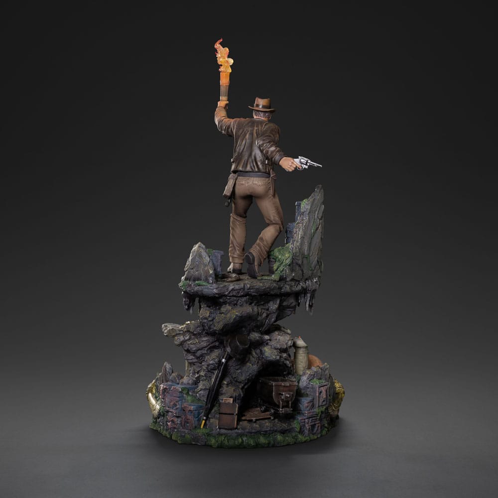 Vue latérale de la statuette Indiana Jones 1/10