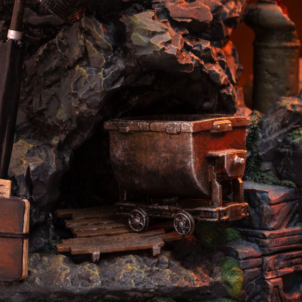 Gros plan sur les accessoires d'Indiana Jones (fouet, sac)
