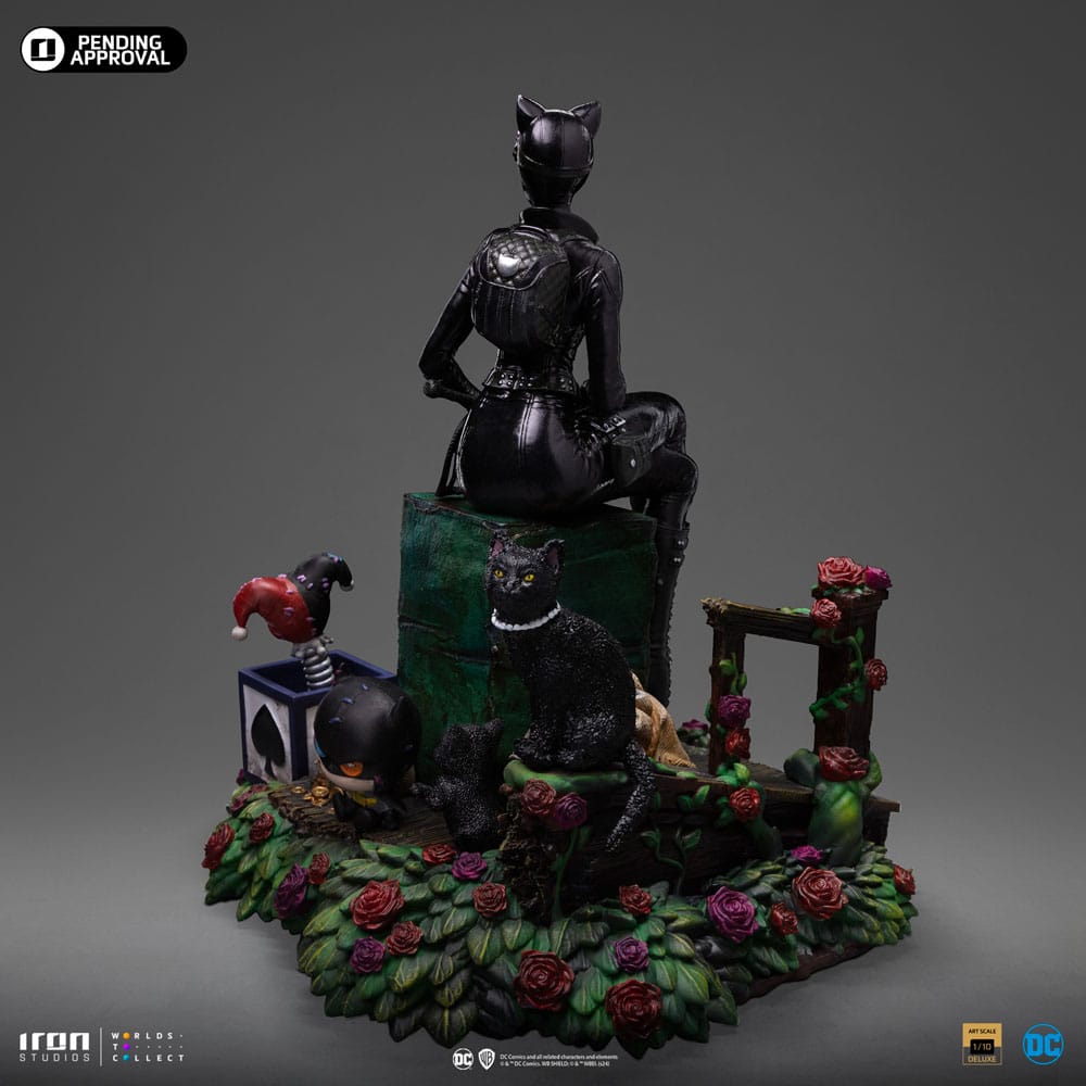 Vue latérale de la statuette Catwoman 21 cm avec son fouet