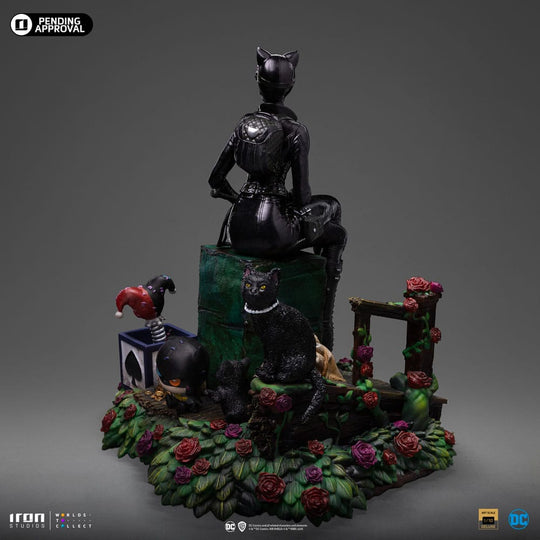 Vue latérale de la statuette Catwoman 21 cm avec son fouet