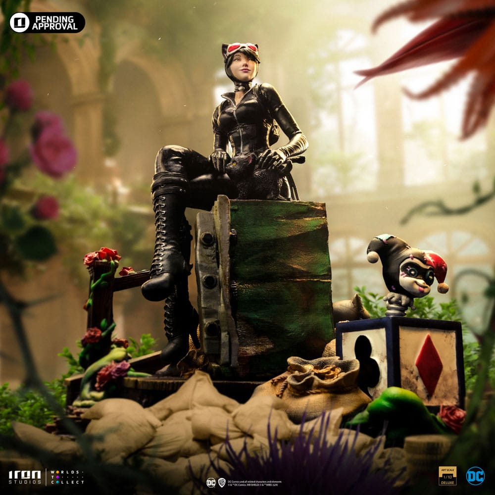 Vue arrière de la statuette Catwoman montrant la pose dynamique