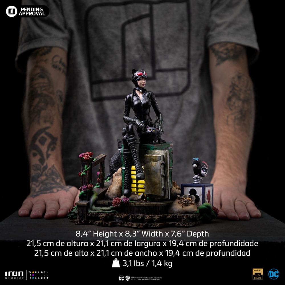 Détail du fouet et de la main de Catwoman, sculpture précise