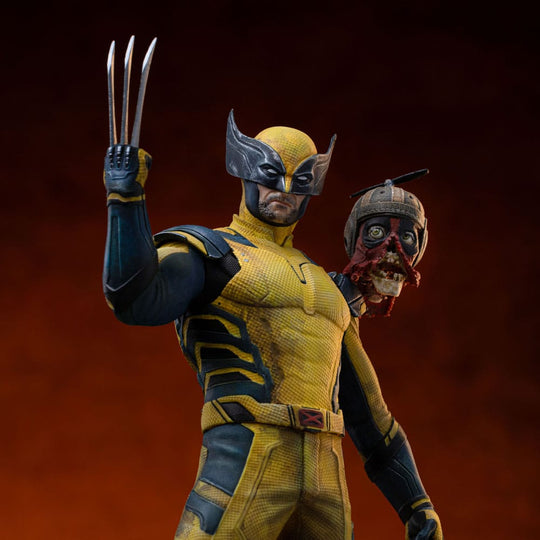 Gros plan sur le visage de Wolverine et Deadpool de la statuette 1/10 Art Scale