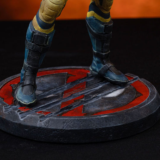 Détail des griffes de Wolverine et du costume de Deadpool sur la statuette 1/10
