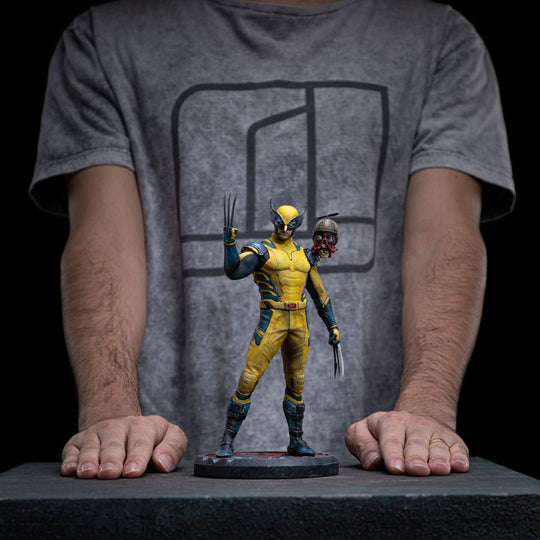 Vue d'ensemble de la statuette Deadpool 3 Wolverine et Headpool sur un fond neutre