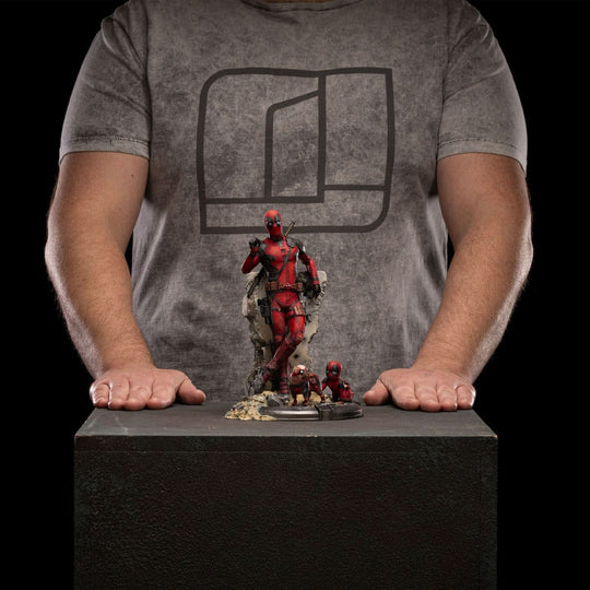 Gros plan sur le visage et les détails de la statuette Deadpool 3 Iron Studios