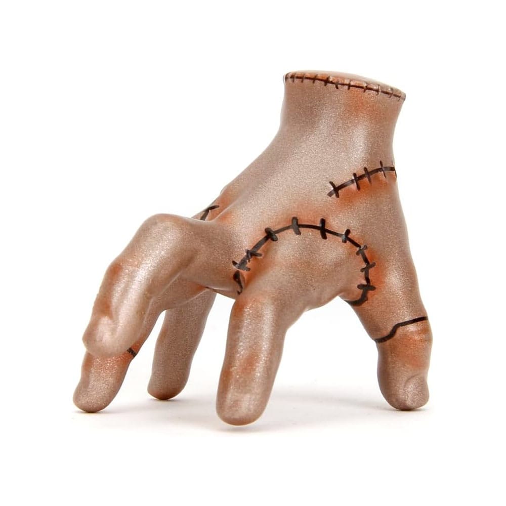 Gros plan sur une figurine Wednesday Addams Nano Metalfigs en métal