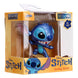 Gros plan sur la figurine Surfing Stitch en métal de 7 cm