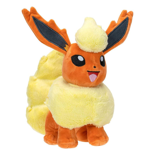 Peluche Pyroli Pokémon Jazwares dans un environnement de jeu