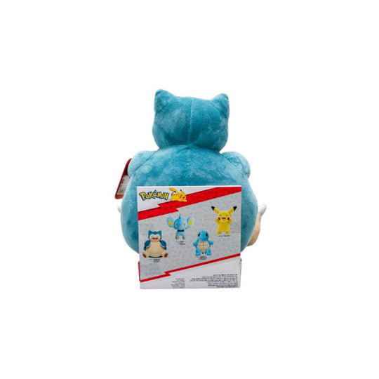 Peluche Pokémon Ronflex 30 cm dans les bras d'un enfant, illustrant sa taille