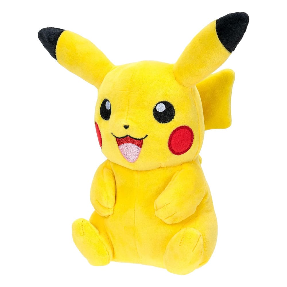 Peluche Pikachu Pokémon 20 cm, posée à côté d'autres jouets Pokémon