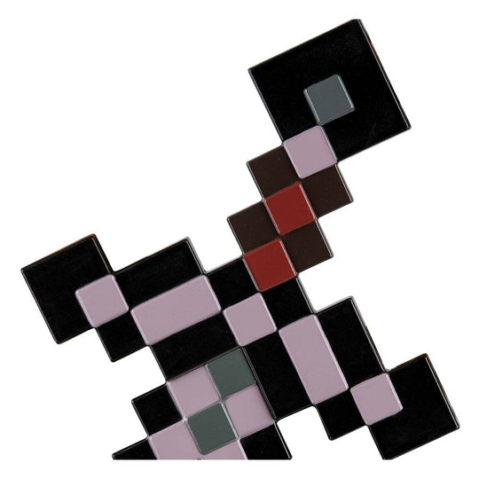 Réplique de l'épée du Nether Minecraft par Jakks Pacific, montrant sa taille et sa finition.