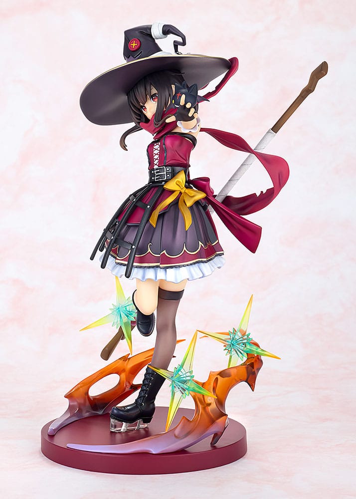 Figurine Megumin PVC, angle de vue différent mettant en valeur les couleurs