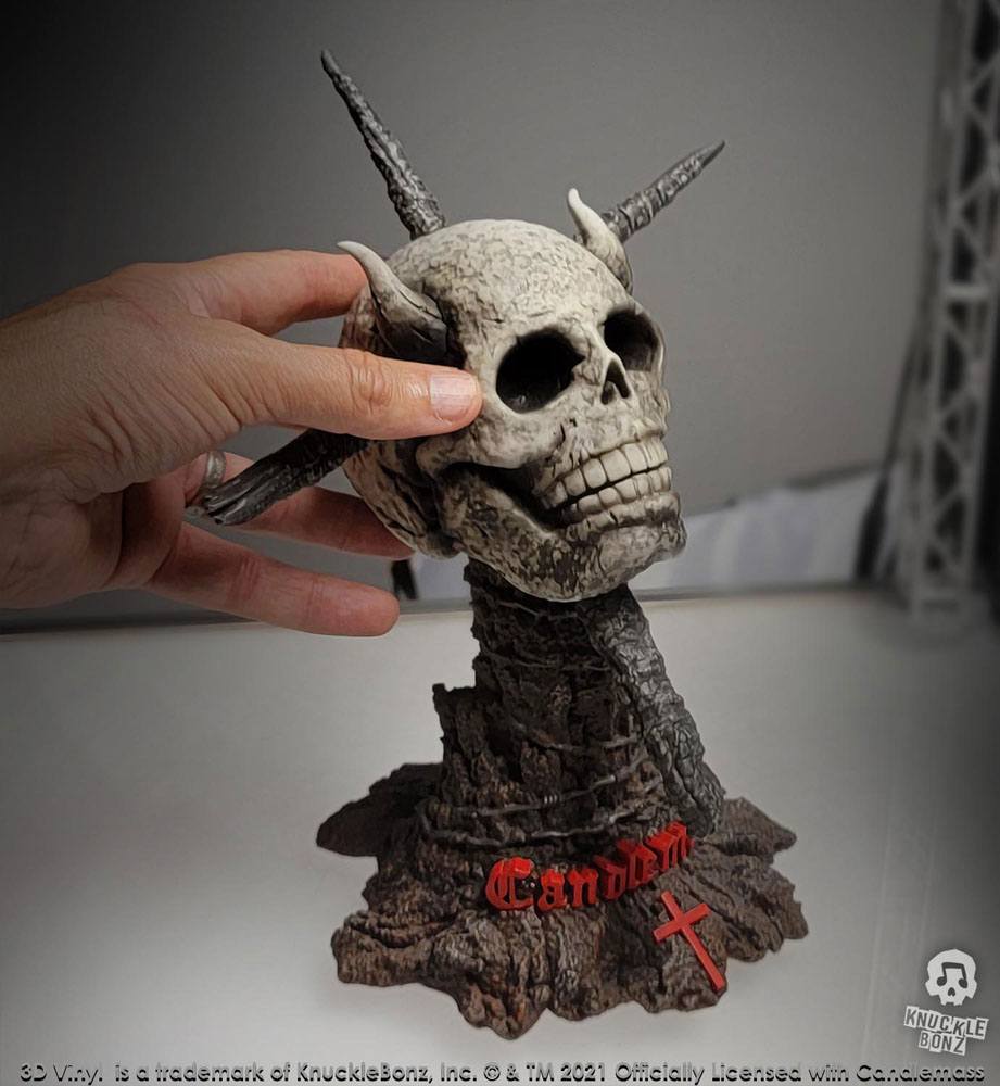 Gros plan sur les détails de la statuette Candlemass Knucklebonz