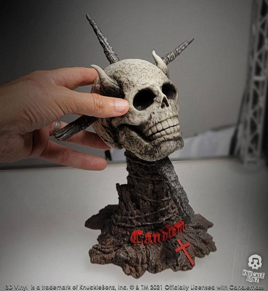 Gros plan sur les détails de la statuette Candlemass Knucklebonz