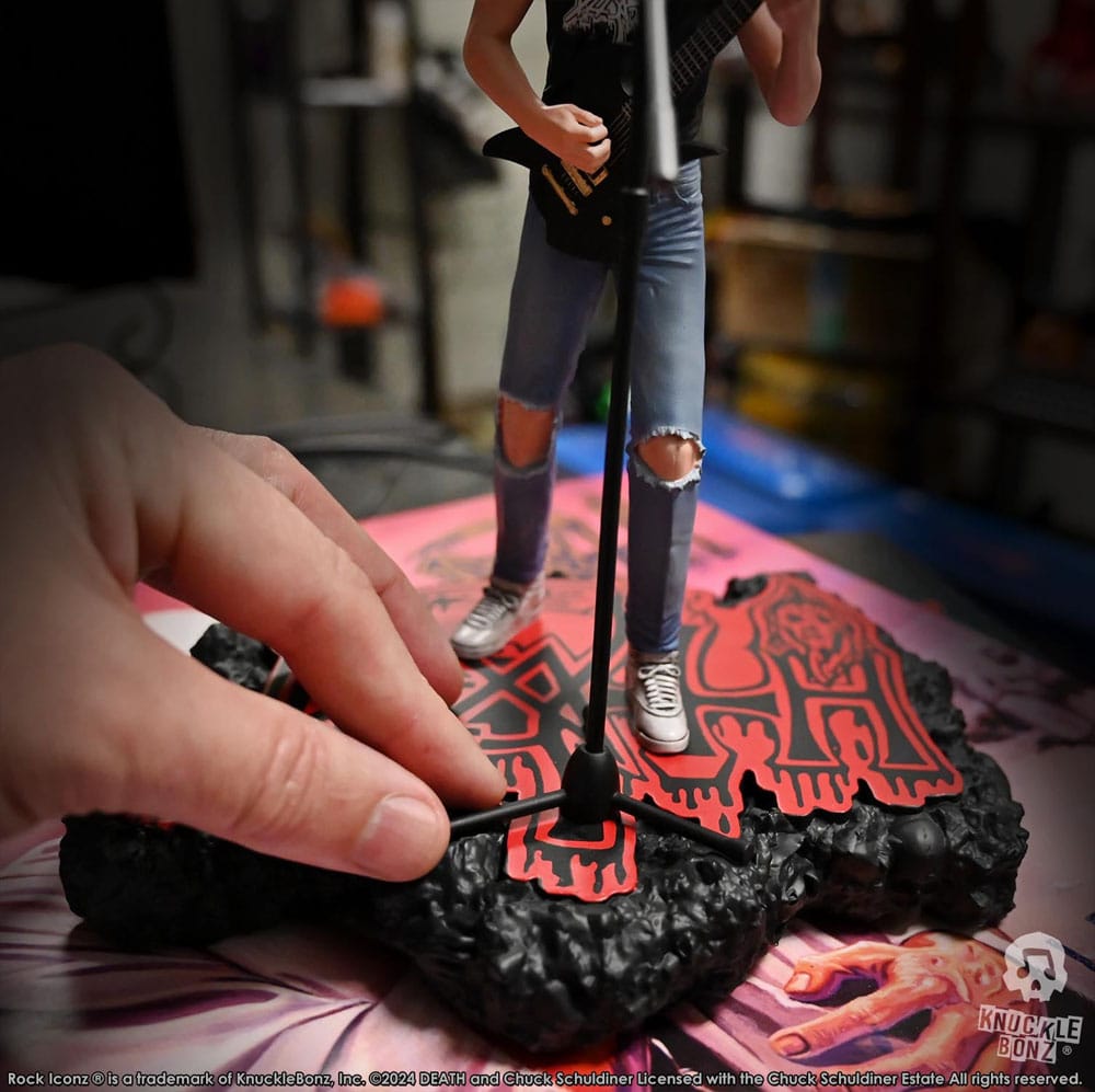 Détail de la finition peinte à la main de la statuette Chuck Schuldiner