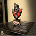Gros plan sur le logo Misfits et le socle