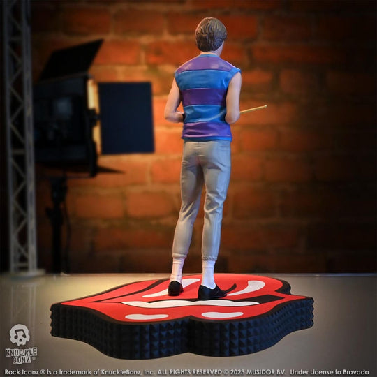 Vue d'ensemble de la statuette Charlie Watts et son socle