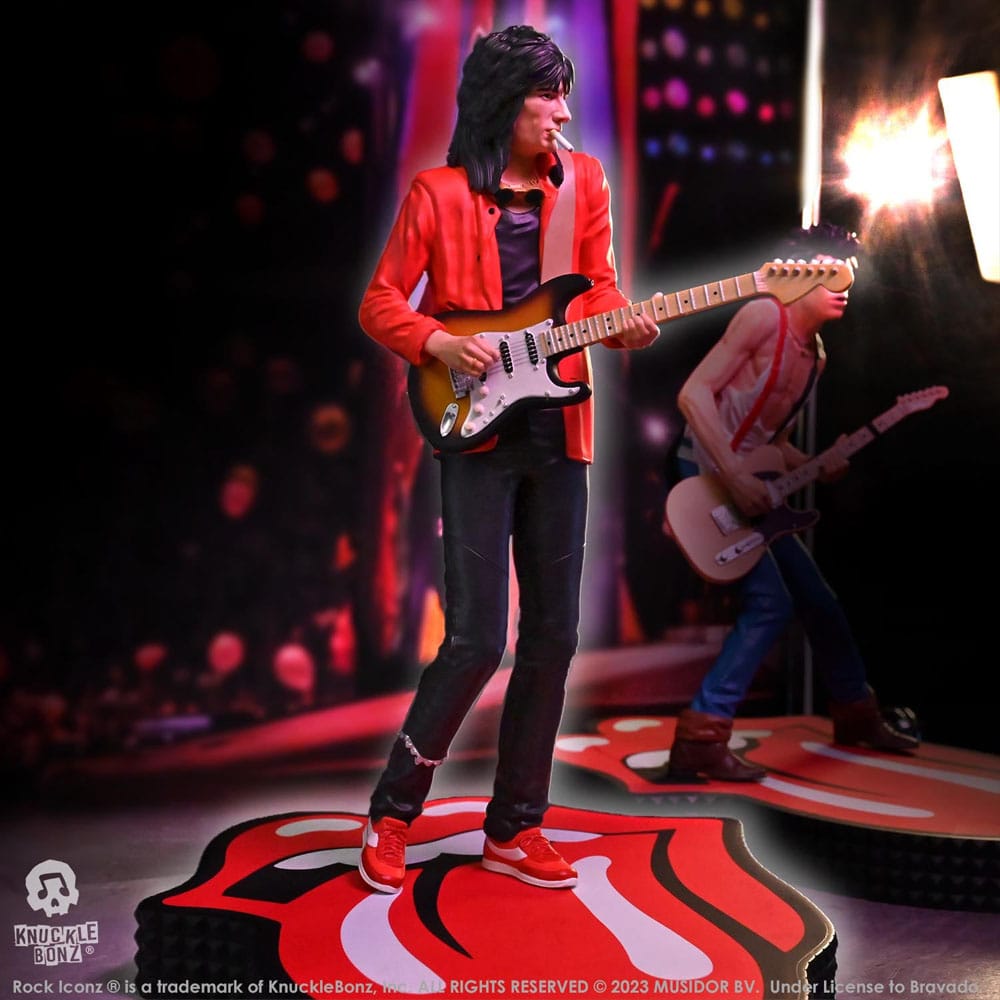 Vue latérale de la statuette Ronnie Wood Rolling Stones sur socle