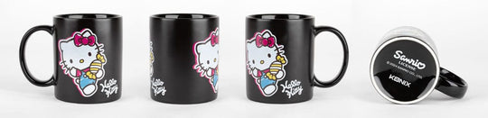 Mug thermique Hello Kitty Candies Konix rempli d'une boisson chaude, révélant le décor transformé et coloré.
