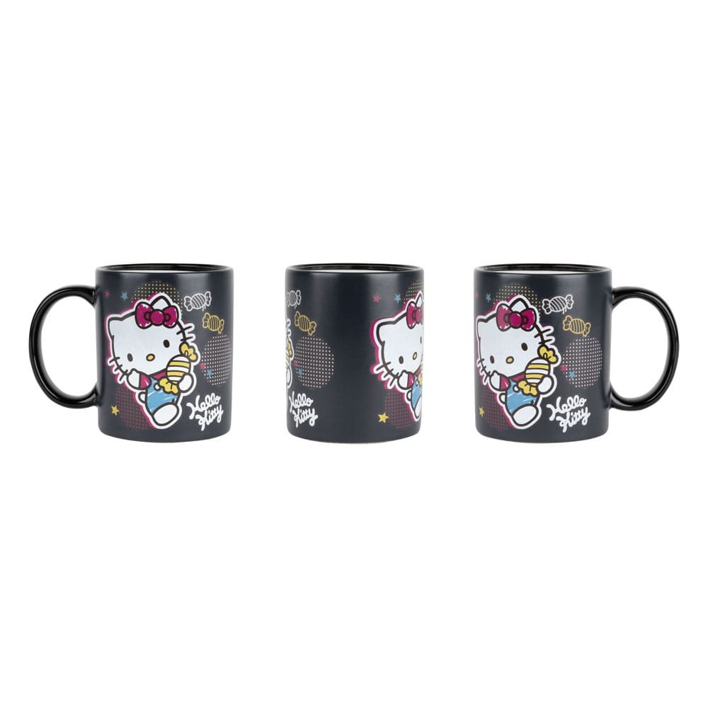 Gros plan sur le mug Hello Kitty Candies avec des détails du design gourmand et des bonbons de l'univers Sanrio.