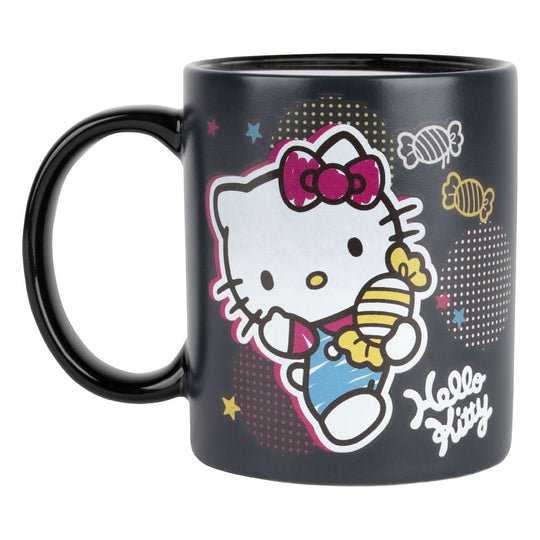 Mug thermique Hello Kitty Candies Konix en situation, mettant en valeur sa taille de 320 ml et la qualité de la céramique.
