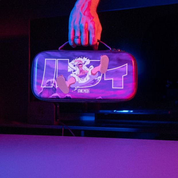 Détail de l'imprimé One Piece sur le sac de transport Konix Purple pour Switch 2
