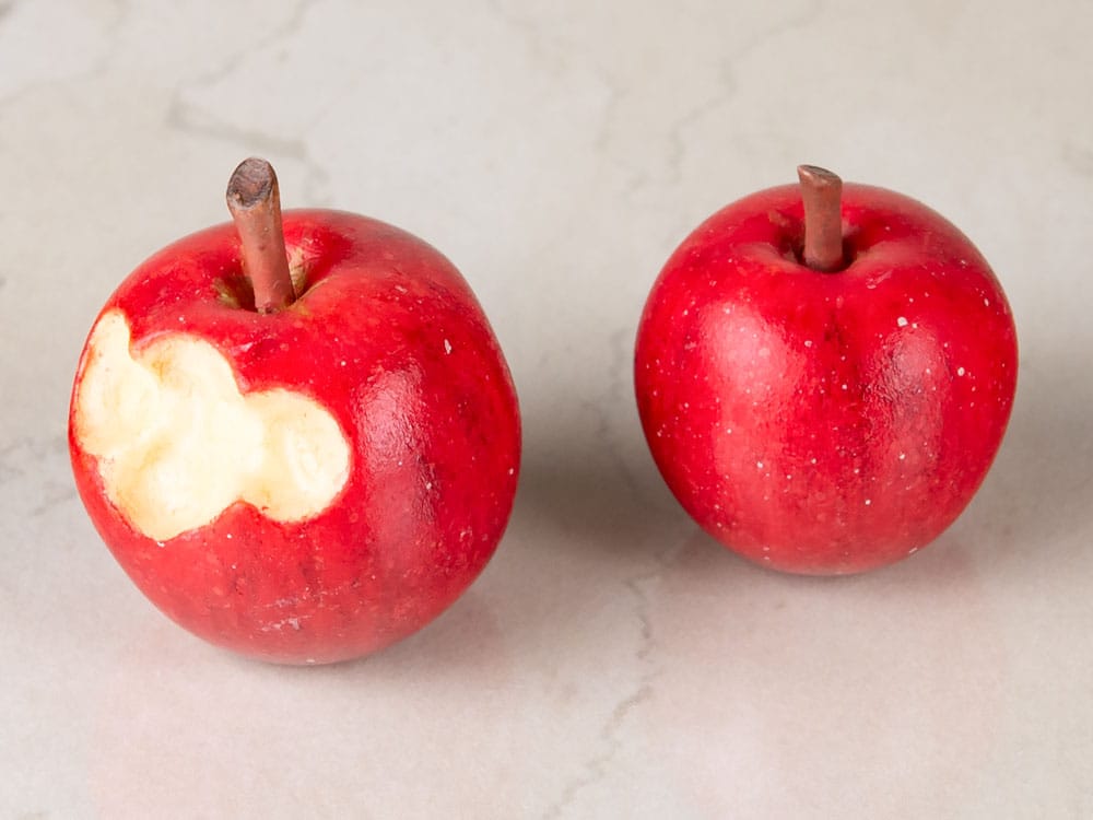 Gros plan sur les détails des cheveux et du visage de Reisalin Stout