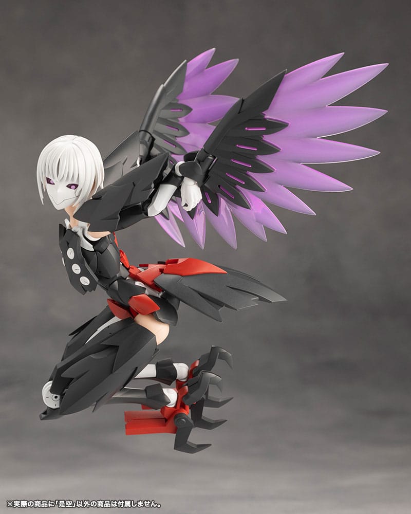 Figurine Zekuu avec son socle d'exposition