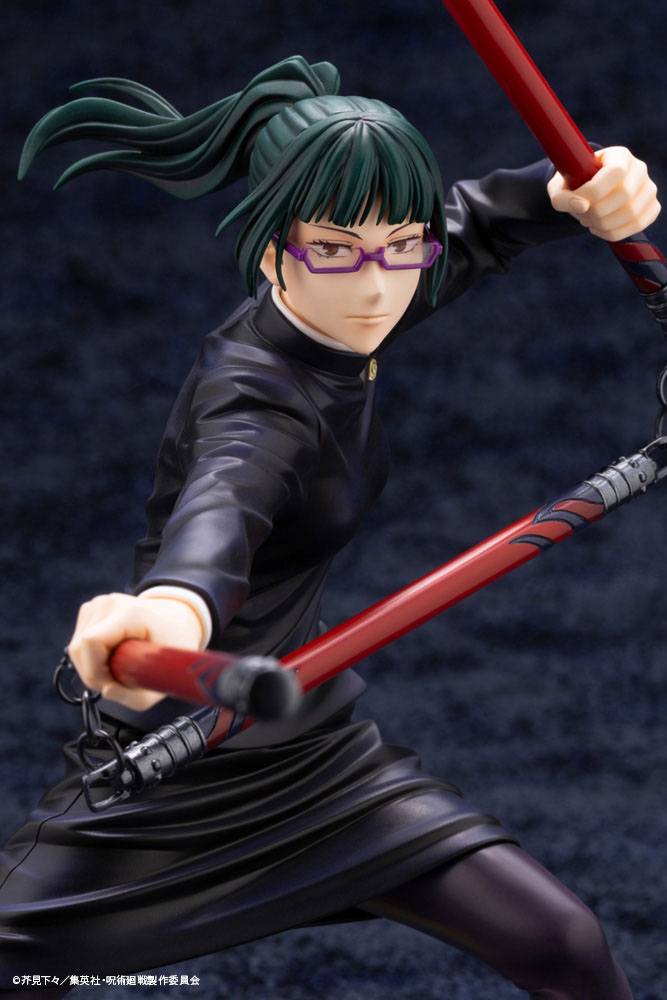 Statuette Maki Zen'in Jujutsu Kaisen sur son socle, prête au combat