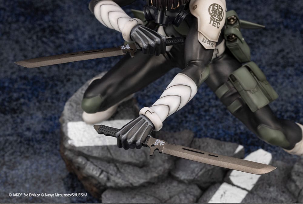 Statuette Soshiro Hoshina de Kaiju No. 8, vue d'ensemble avec fond neutre