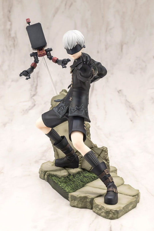 Figurine 9S Nier:Automata, gros plan sur le visage et les détails
