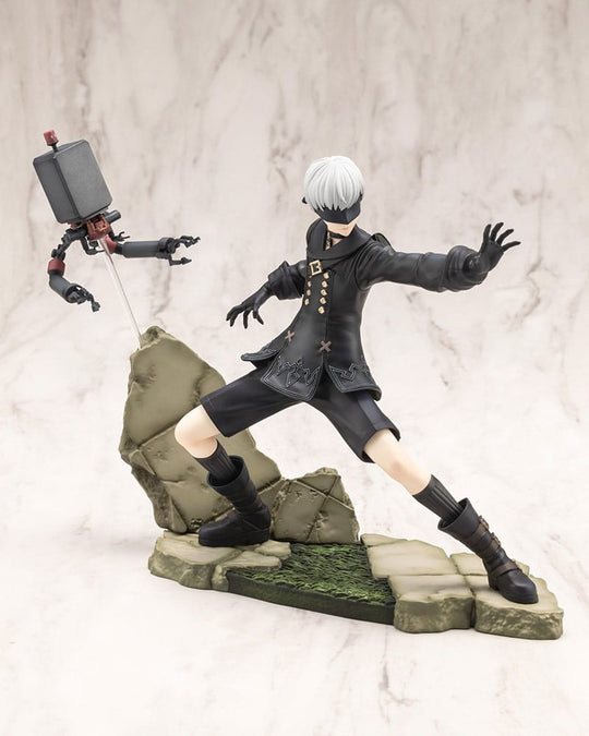 Statuette 9S ARTFX J, vue de dos avec Pod et katana