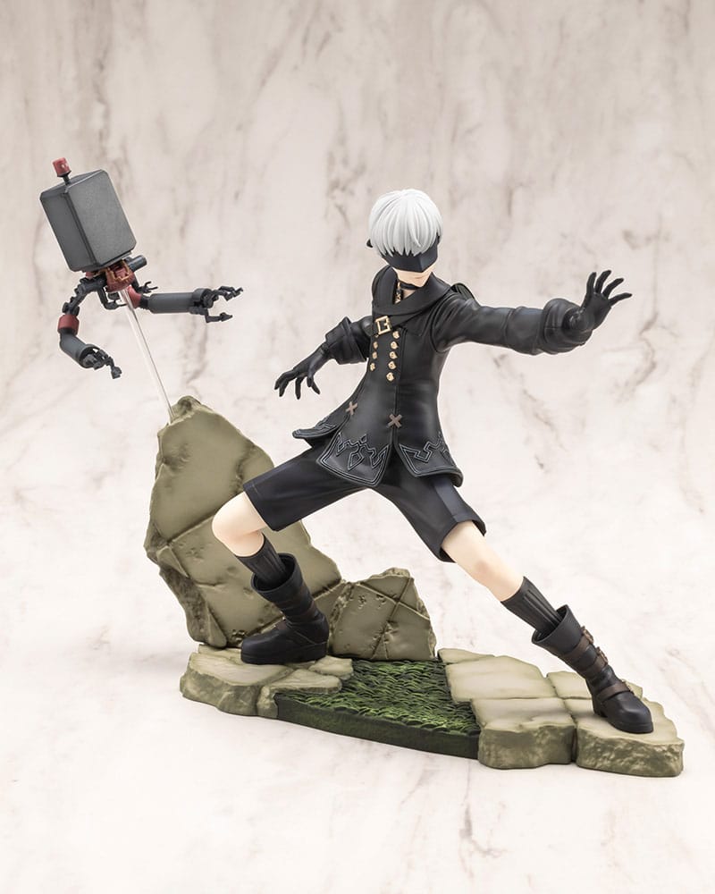 Statuette 9S ARTFX J, vue de dos avec Pod et katana