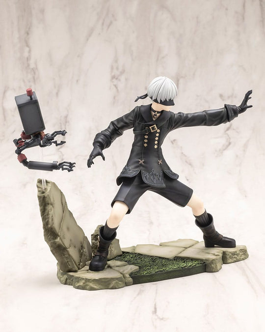 Figurine 9S Nier:Automata, pose dynamique avec épée
