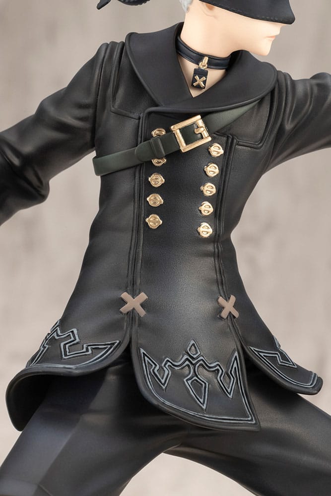 Statuette 9S Kotobukiya, vue latérale montrant les plis des vêtements