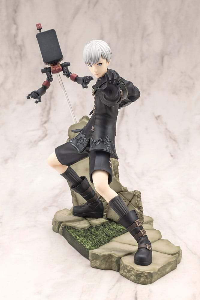 Statuette 9S ARTFX J, vue de trois quarts