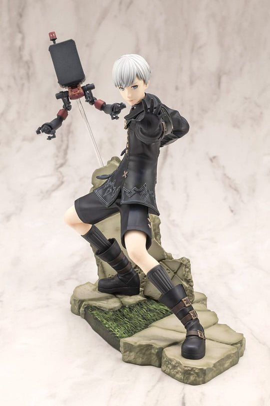 Statuette 9S ARTFX J, vue de trois quarts