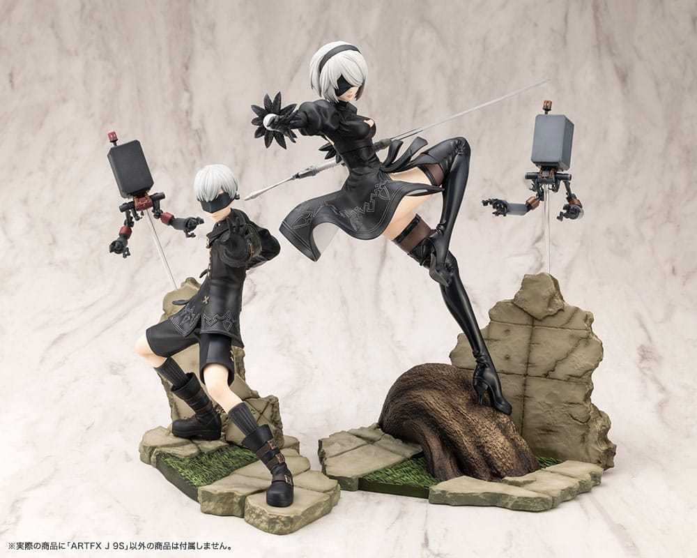 Comparaison de taille de la statuette 9S 18cm