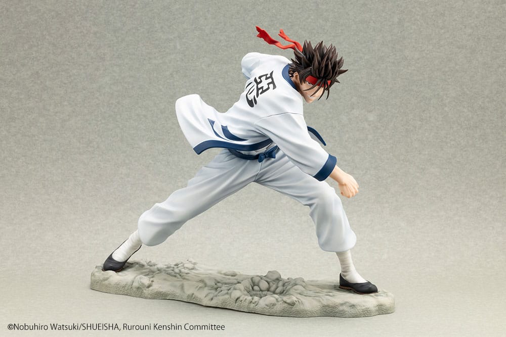 Vue d'ensemble de la statuette Sanosuke Sagara avec son socle