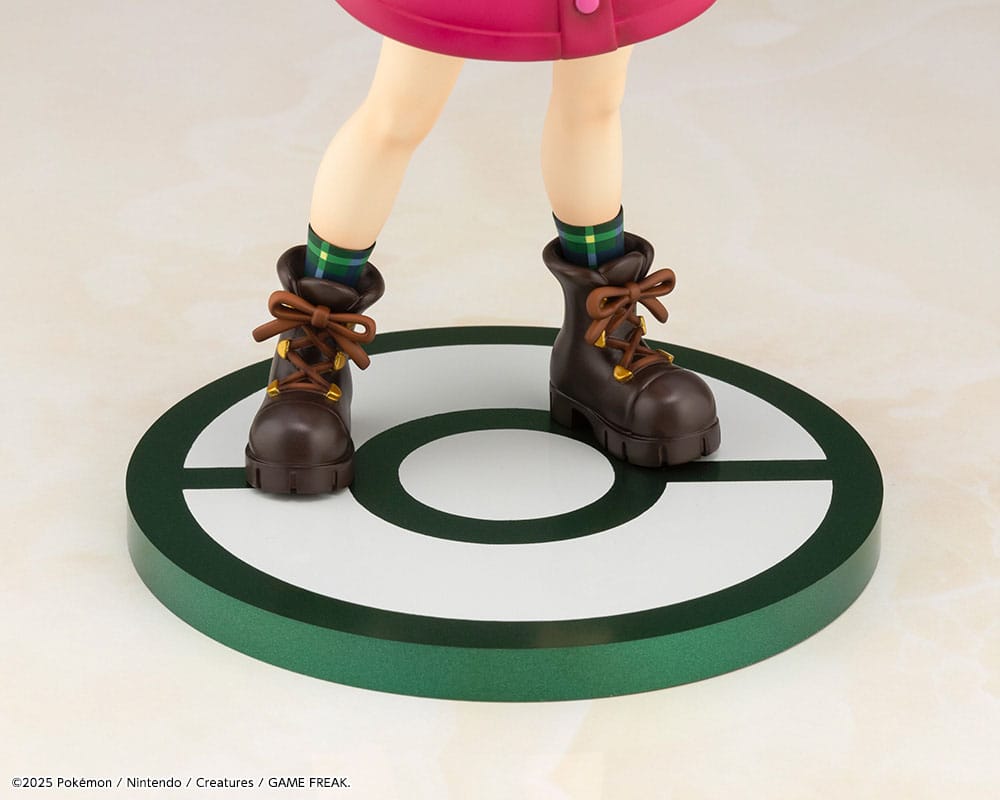 Détails des bottes et chaussettes de Gloria sur la statuette Pokémon