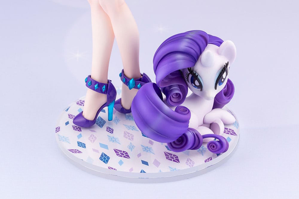 Gros plan sur les éléments décoratifs de Rarity, comme ses boucles d'oreilles