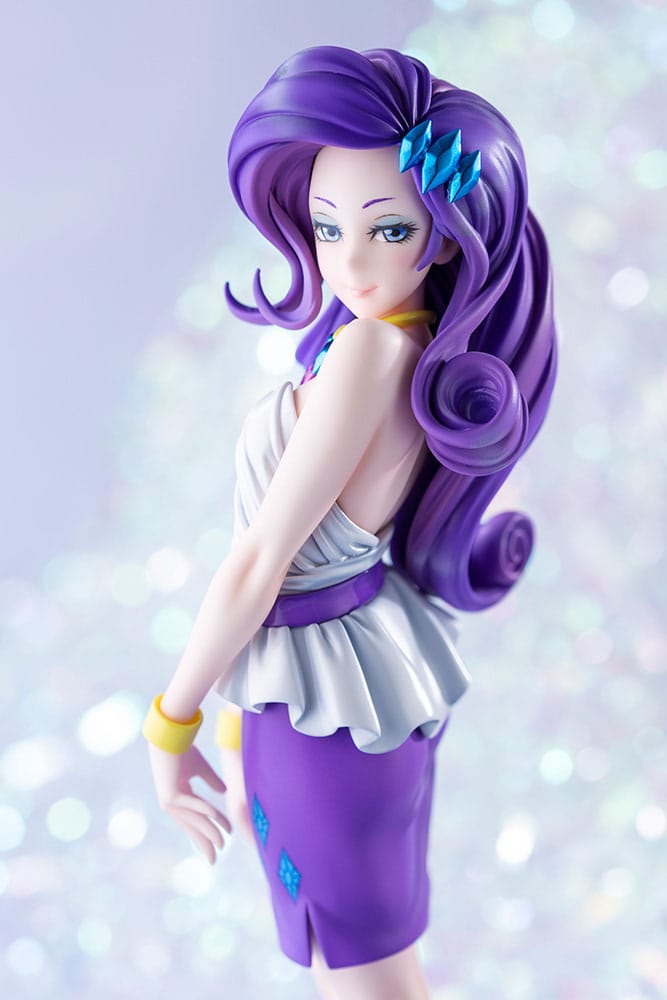 Rarity Bishoujo posant avec son éventail, un accessoire emblématique