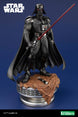 Darth Vader ARTFX Kotobukiya, vue de trois quarts avec sabre laser