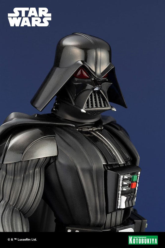 Figurine Darth Vader 1/7, vue rapprochée des mains et gants