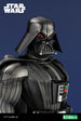 Figurine Darth Vader 1/7, vue rapprochée des mains et gants