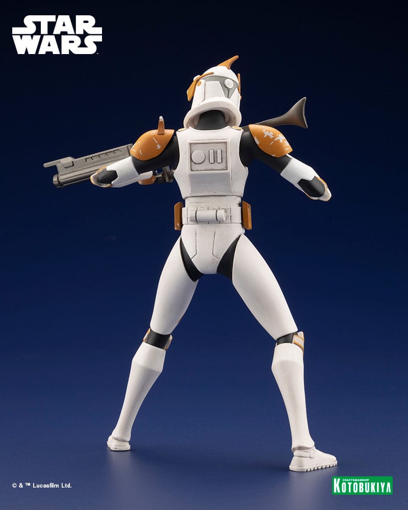 Gros plan sur le blaster et la main gantée du Commander Cody Kotobukiya